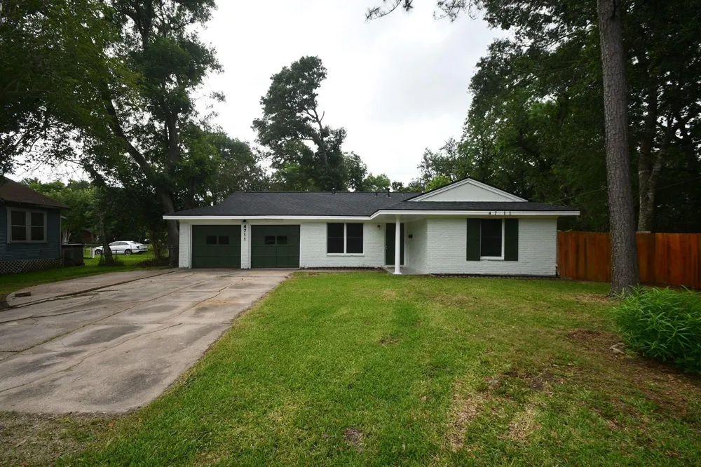 4711 Illinois Street Dickinson, TX 77539