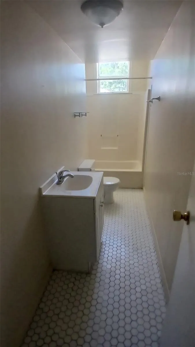 542 DIVISION STREET Tarpon Springs, FL 34689