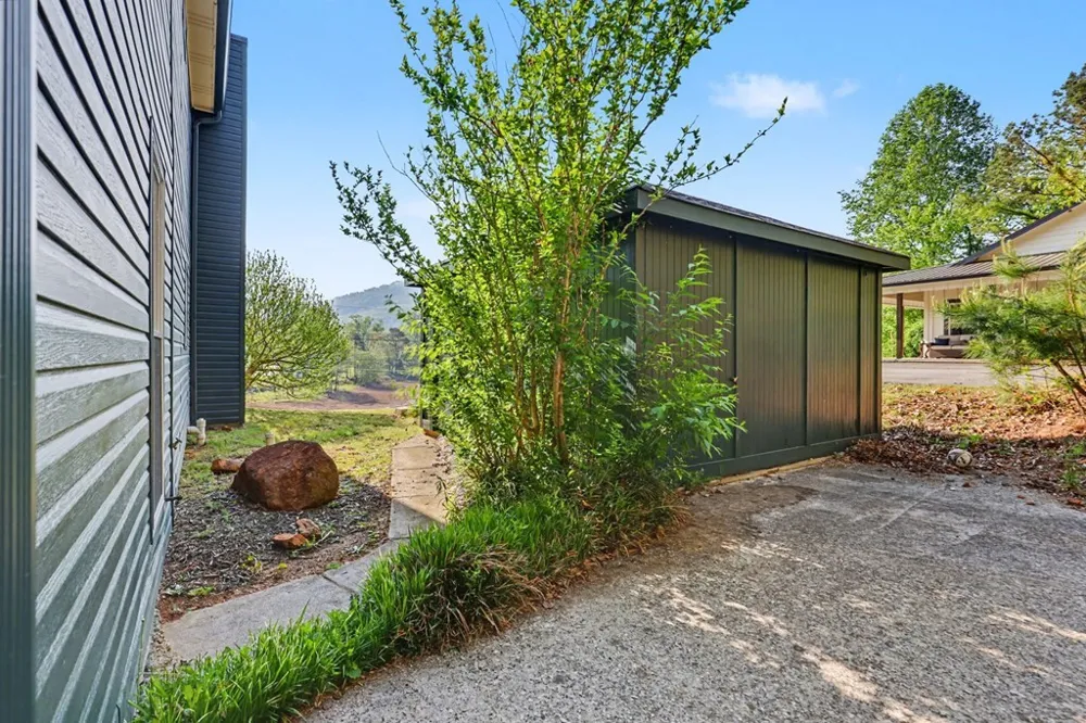 233 Bradshaw Road Hiawassee, GA 30546