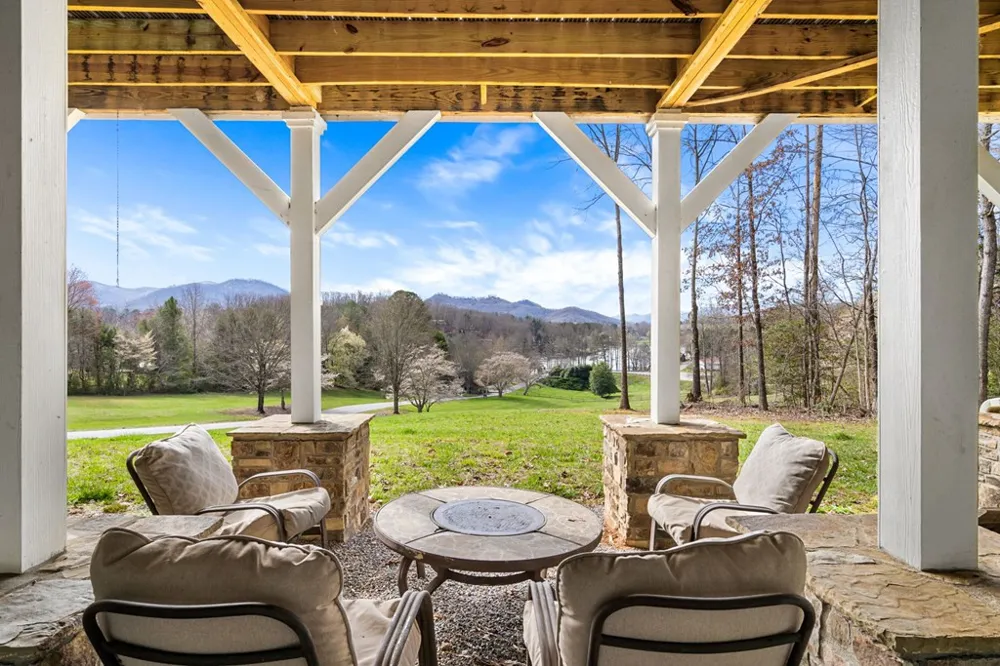 193 Mountain Harbour Drive Hayesville, NC 28904