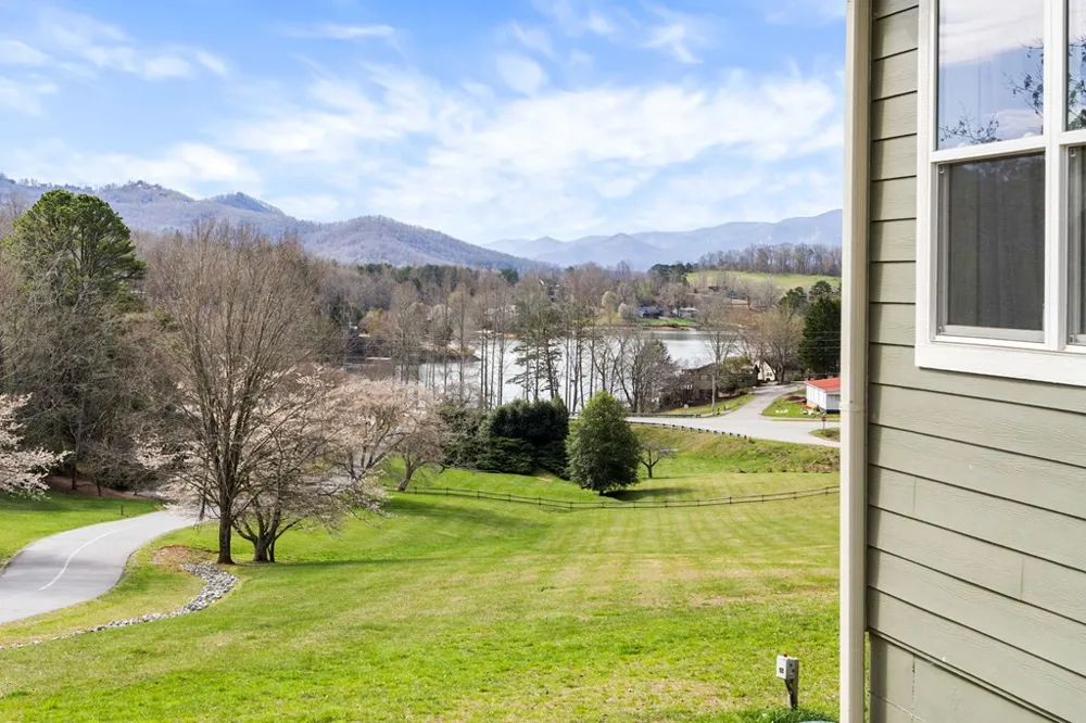 193 Mountain Harbour Drive Hayesville, NC 28904