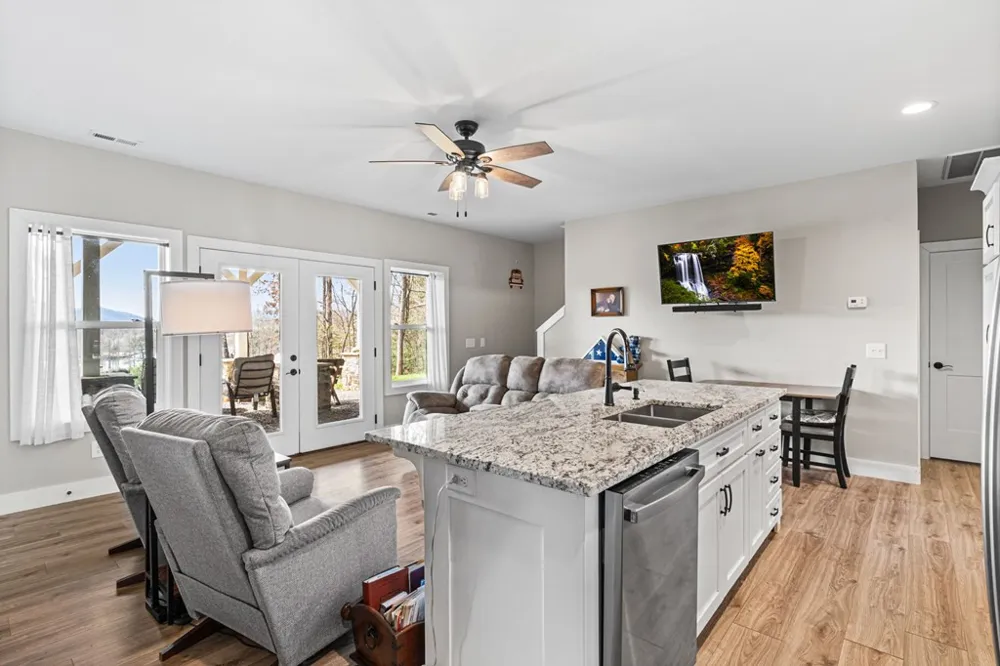 193 Mountain Harbour Drive Hayesville, NC 28904