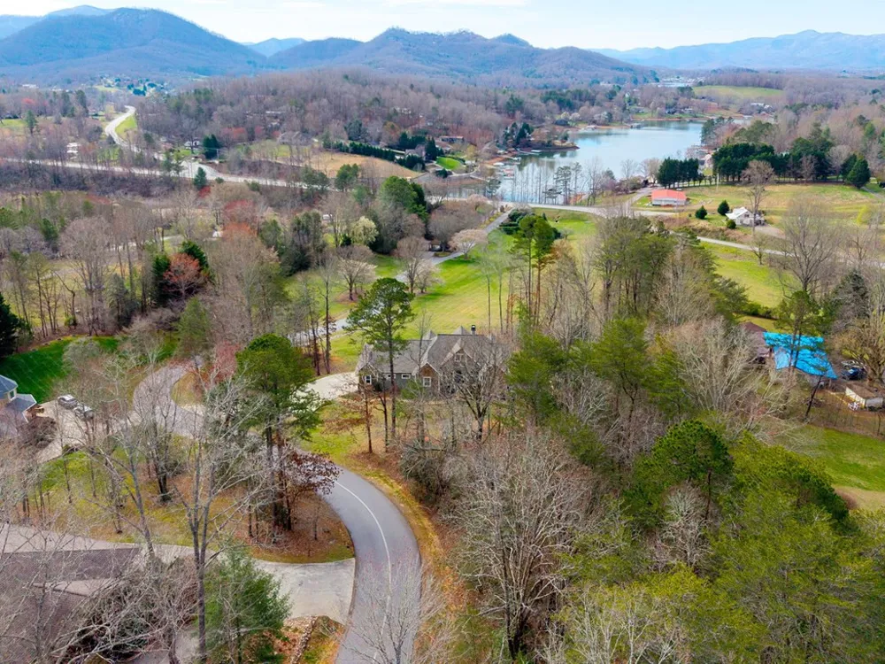 193 Mountain Harbour Drive Hayesville, NC 28904