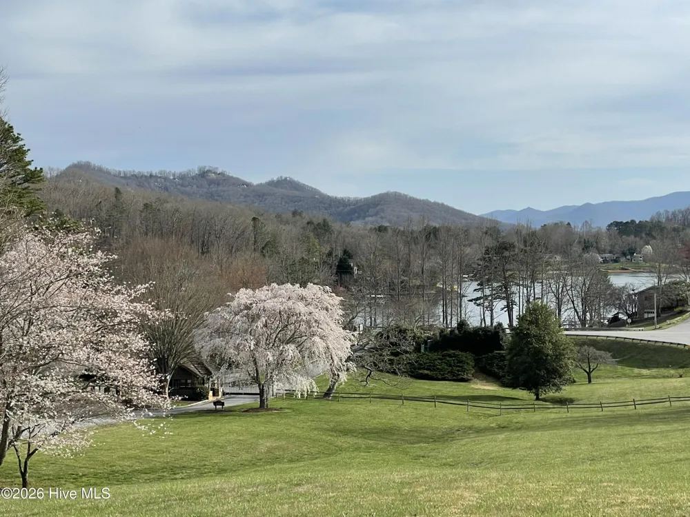 193 Mountain Harbour Drive Hayesville, NC 28904