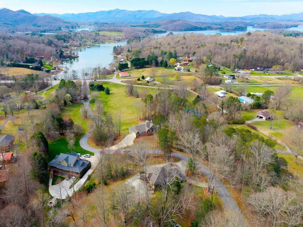 193 Mountain Harbour Drive Hayesville, NC 28904