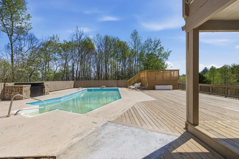 853 Caler Road Brasstown, NC 28902