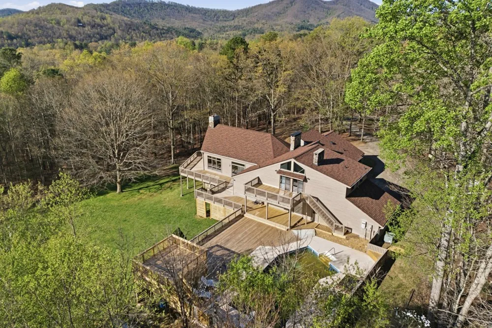 853 Caler Road Brasstown, NC 28902