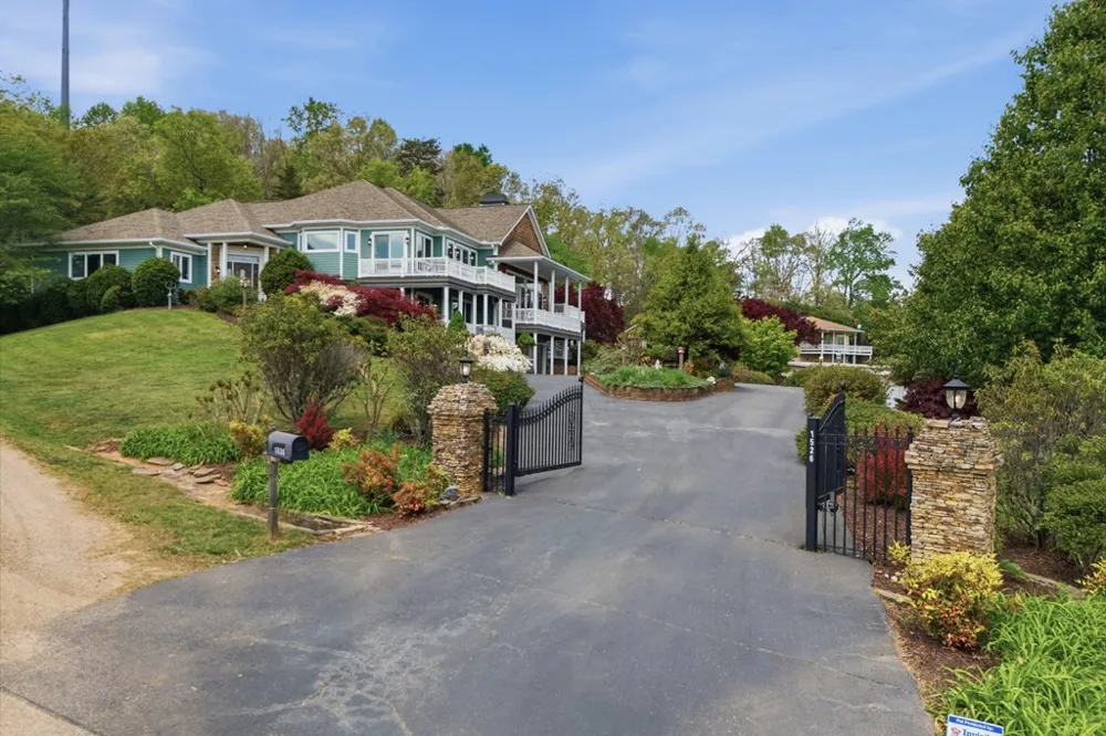 1526 Cedar View Lane Hiawassee, GA 30546