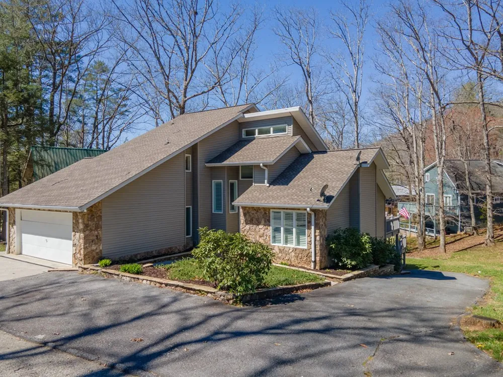 82 Avisco Road Robbinsville, NC 28771