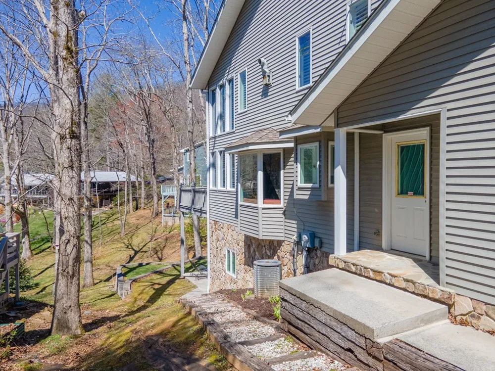 82 Avisco Road Robbinsville, NC 28771