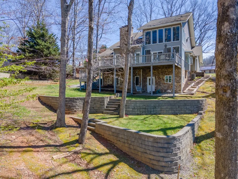82 Avisco Road Robbinsville, NC 28771