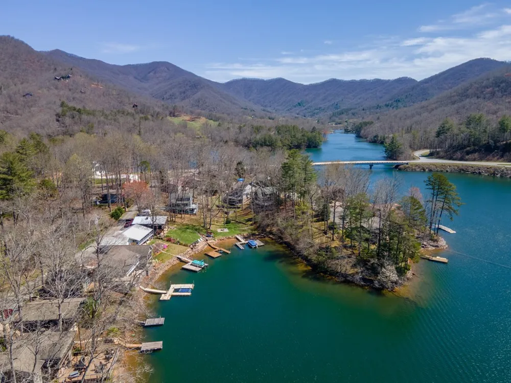 82 Avisco Road Robbinsville, NC 28771