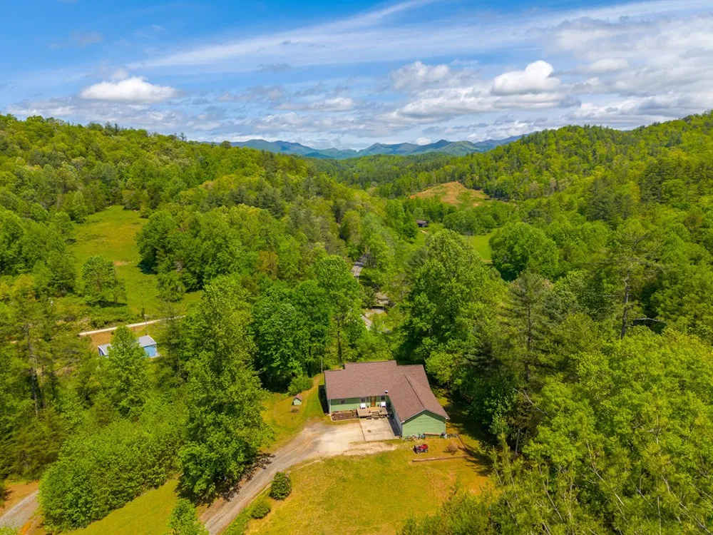 1364 Atoah Road Robbinsville, NC 28771