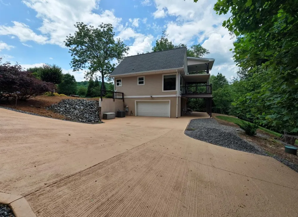 515 Barlow Fields Drive Hayesville, NC 28904