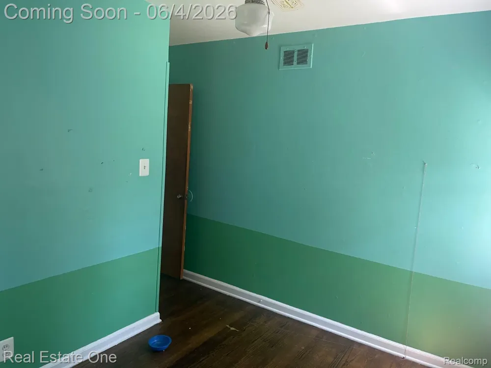 25963 Powers Avenue Dearborn Heights City, MI 48125