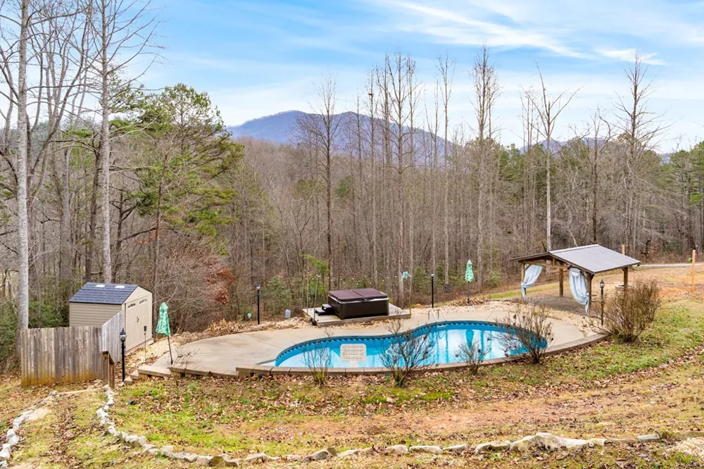 202 Bell Orchard Drive Hayesville, NC 28904