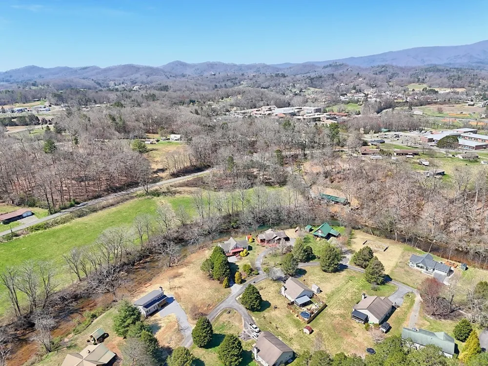195 Rivers Edge Drive Hayesville, NC 28904