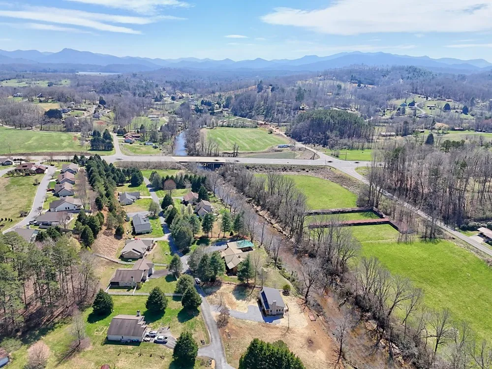 195 Rivers Edge Drive Hayesville, NC 28904