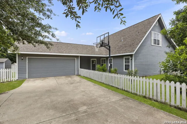 1405 Azalea Ln New Braunfels, TX 78130