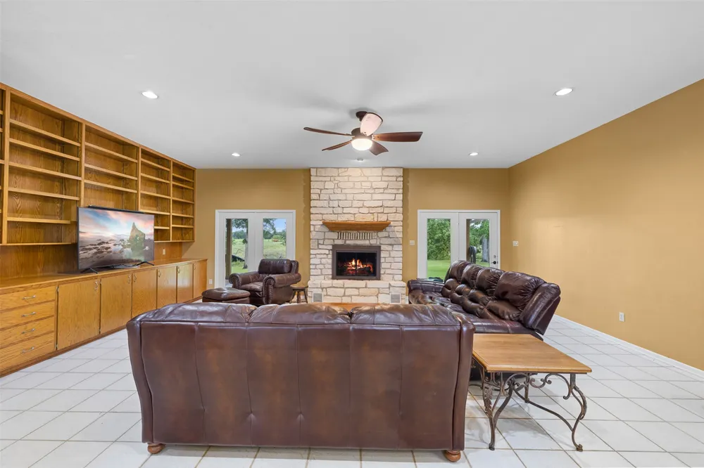 1140 Private Road 8022 Lincoln, TX 78948