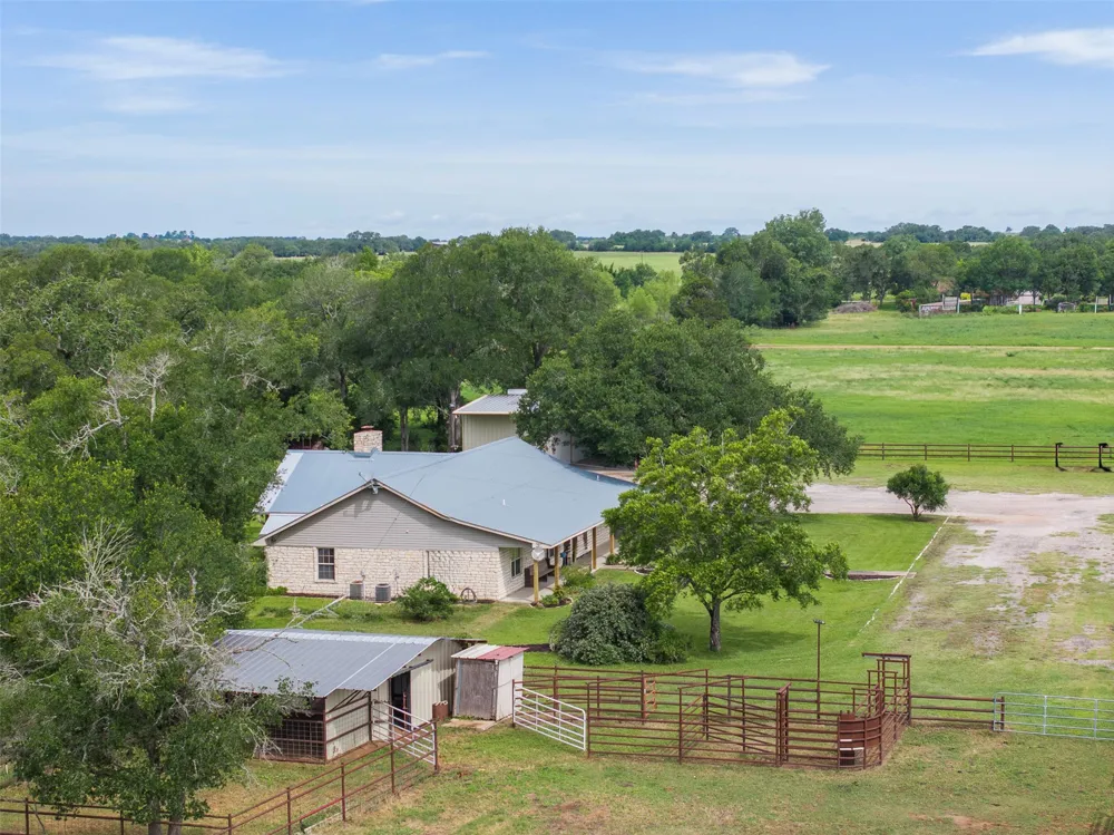 1140 Private Road 8022 Lincoln, TX 78948