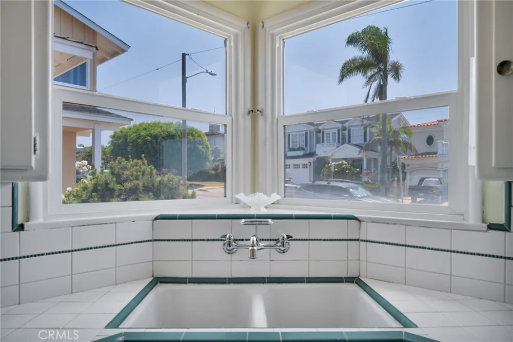 525 17th Manhattan Beach, CA 90266