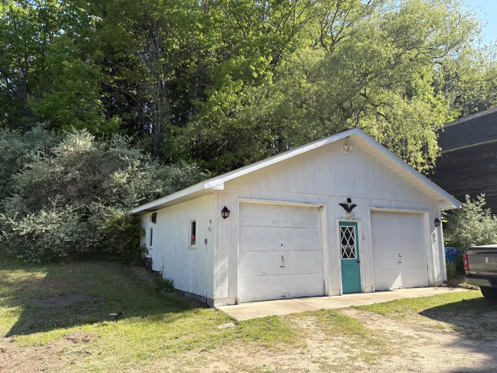8819 Erdman Road Onekama, MI 49675
