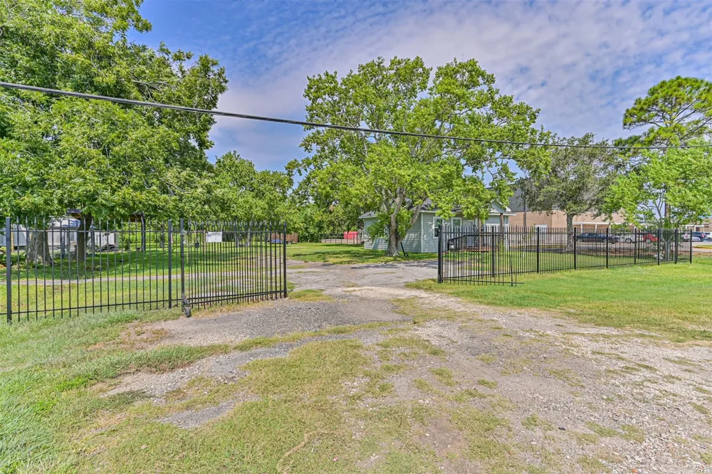 1400 South Broadway La Porte, TX 77571