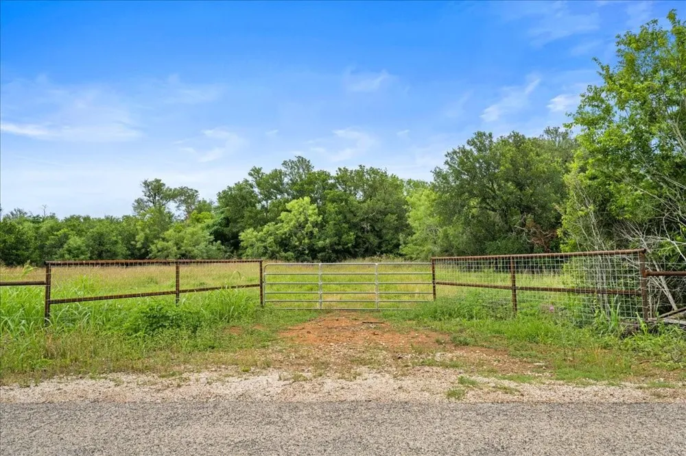 288 Charcoal Road Waelder, TX 78959