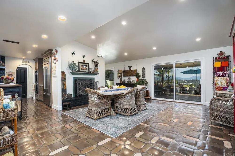 2763 W VICTORIA DR Alpine, CA 91901