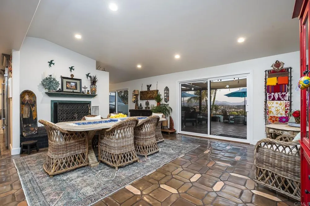 2763 W VICTORIA DR Alpine, CA 91901