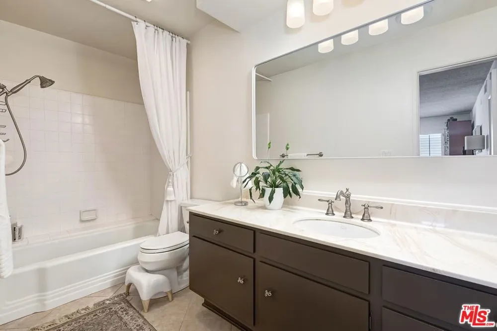 4445 Cartwright Avenue #310 Toluca Lake, CA 91602
