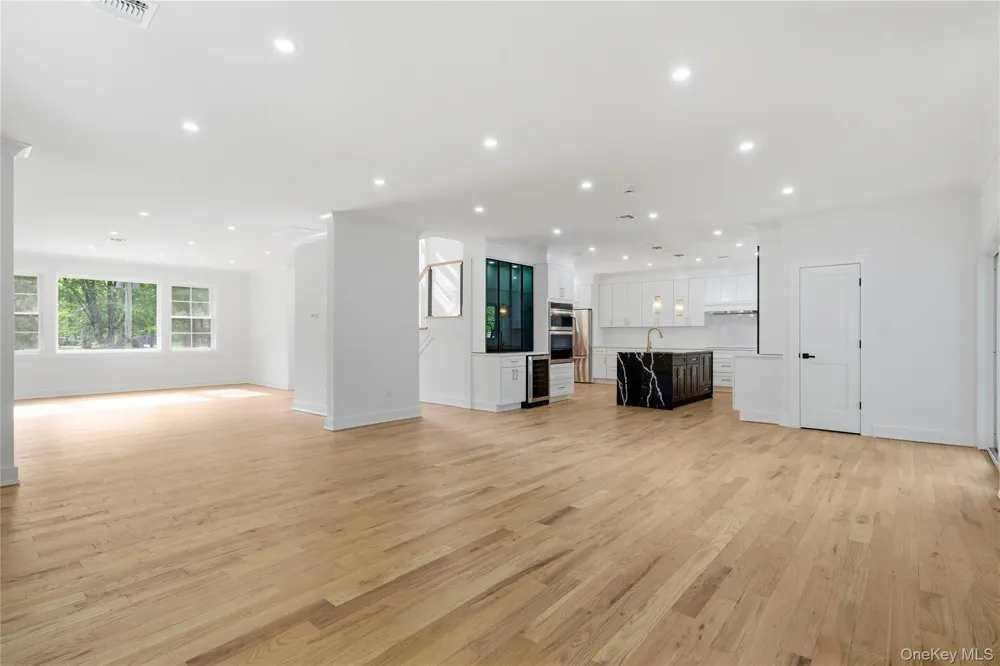 1130 Carlls Straight Path Dix Hills, NY 11746
