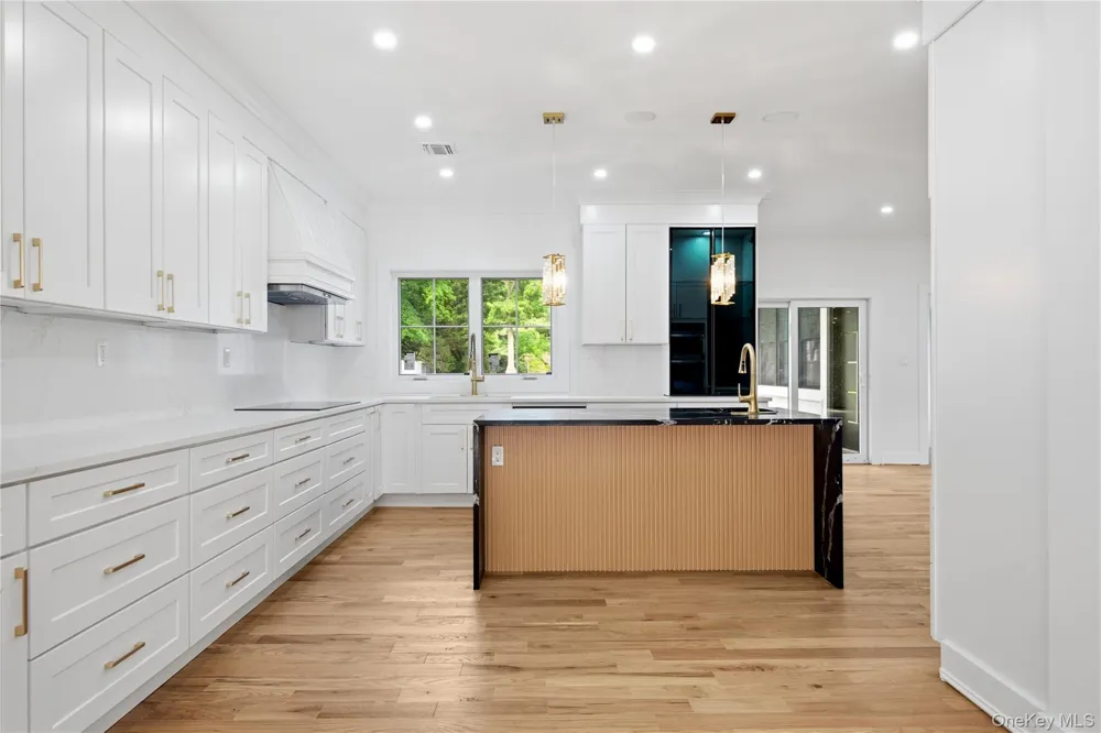 1130 Carlls Straight Path Dix Hills, NY 11746