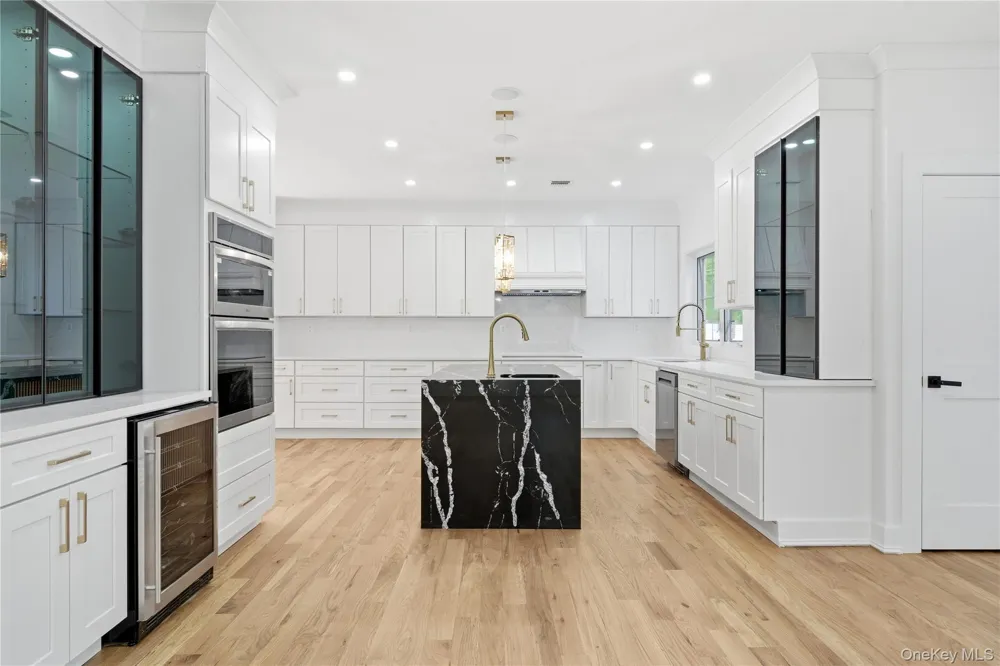 1130 Carlls Straight Path Dix Hills, NY 11746