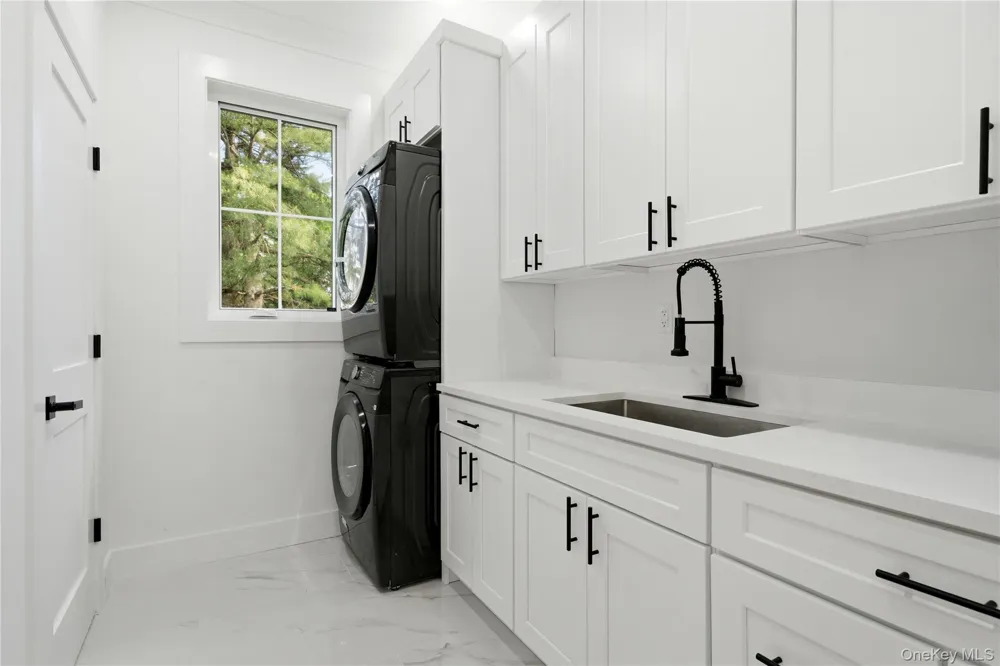 1130 Carlls Straight Path Dix Hills, NY 11746