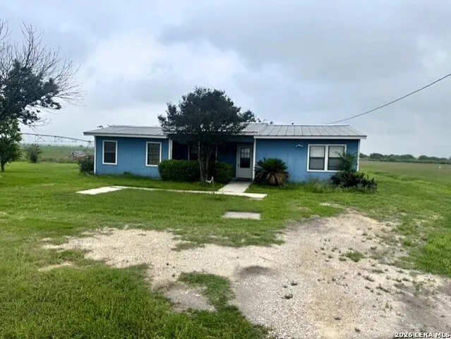1093 E County Road 5718 Natalia, TX 78059