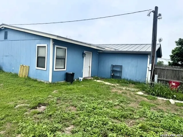 1093 E County Road 5718 Natalia, TX 78059