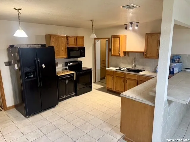 1093 E County Road 5718 Natalia, TX 78059