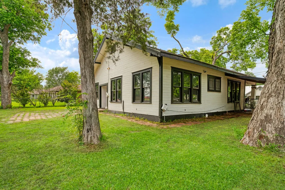 403 Monroe Deport, TX 75434