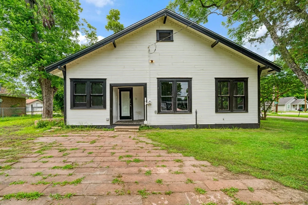 403 Monroe Deport, TX 75434