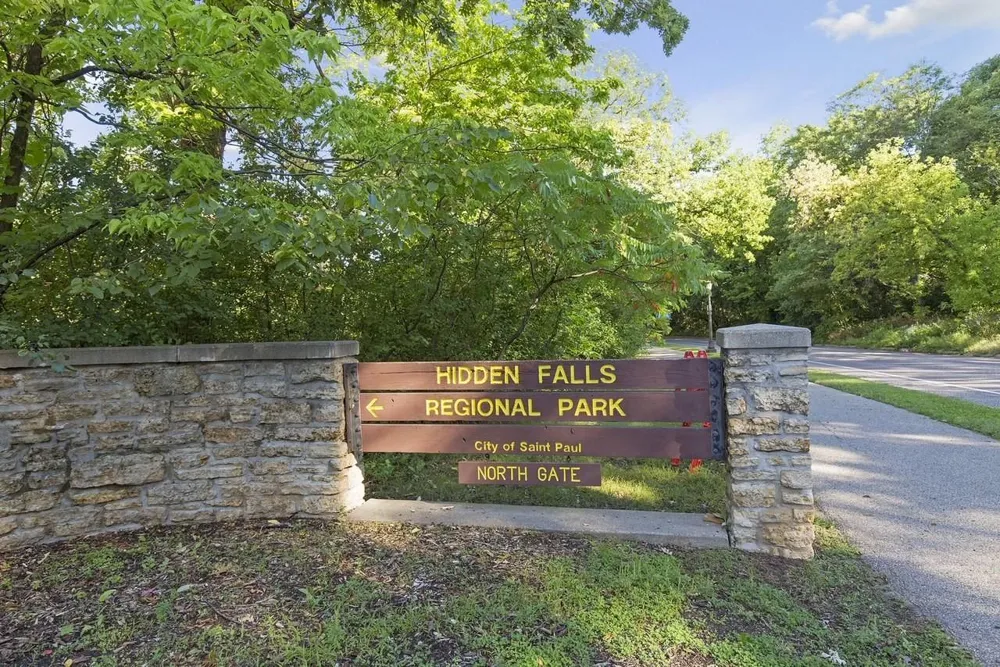 896 Mississippi River Boulevard S Saint Paul, MN 55116