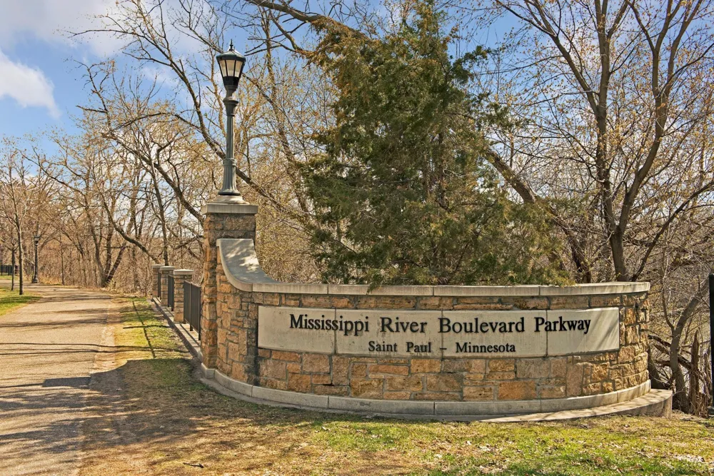 896 Mississippi River Boulevard S Saint Paul, MN 55116