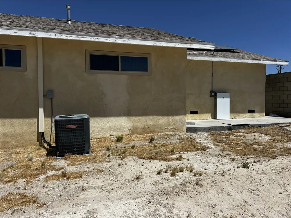 9404 Mesa Lucerne Valley, CA 92356