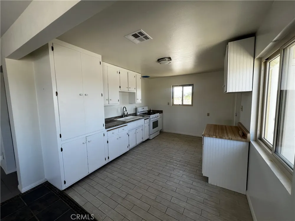 9404 Mesa Lucerne Valley, CA 92356