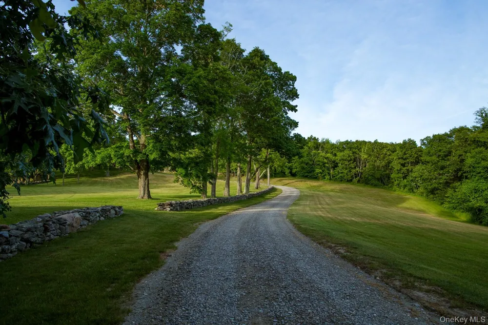 129 W Meadow Lane Millbrook, NY 12545