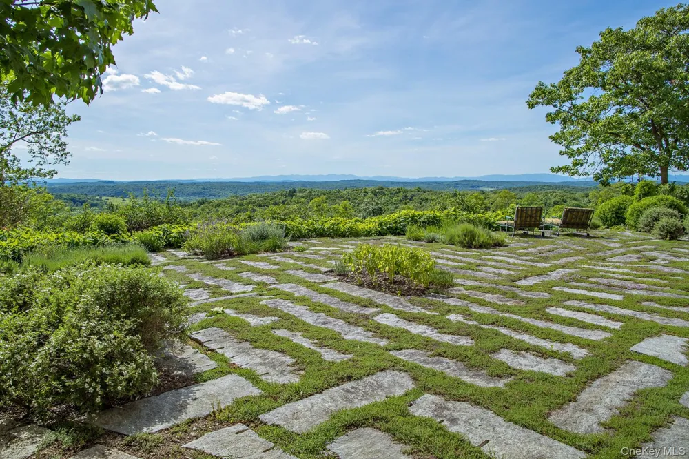 129 W Meadow Lane Millbrook, NY 12545