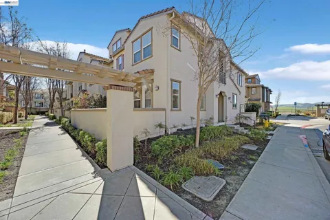 5216 Fioli Loop