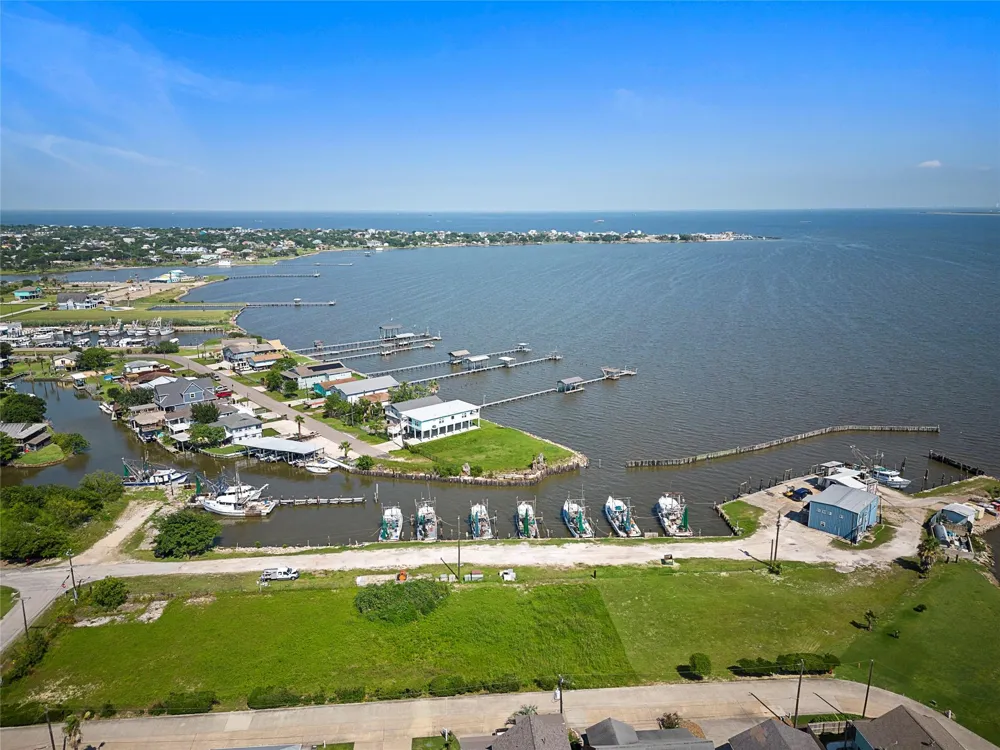 2360 Avenue L San Leon, TX 77539