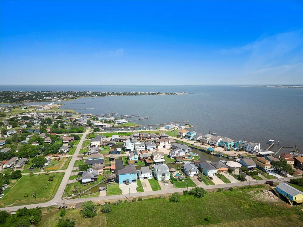 2360 Avenue L San Leon, TX 77539